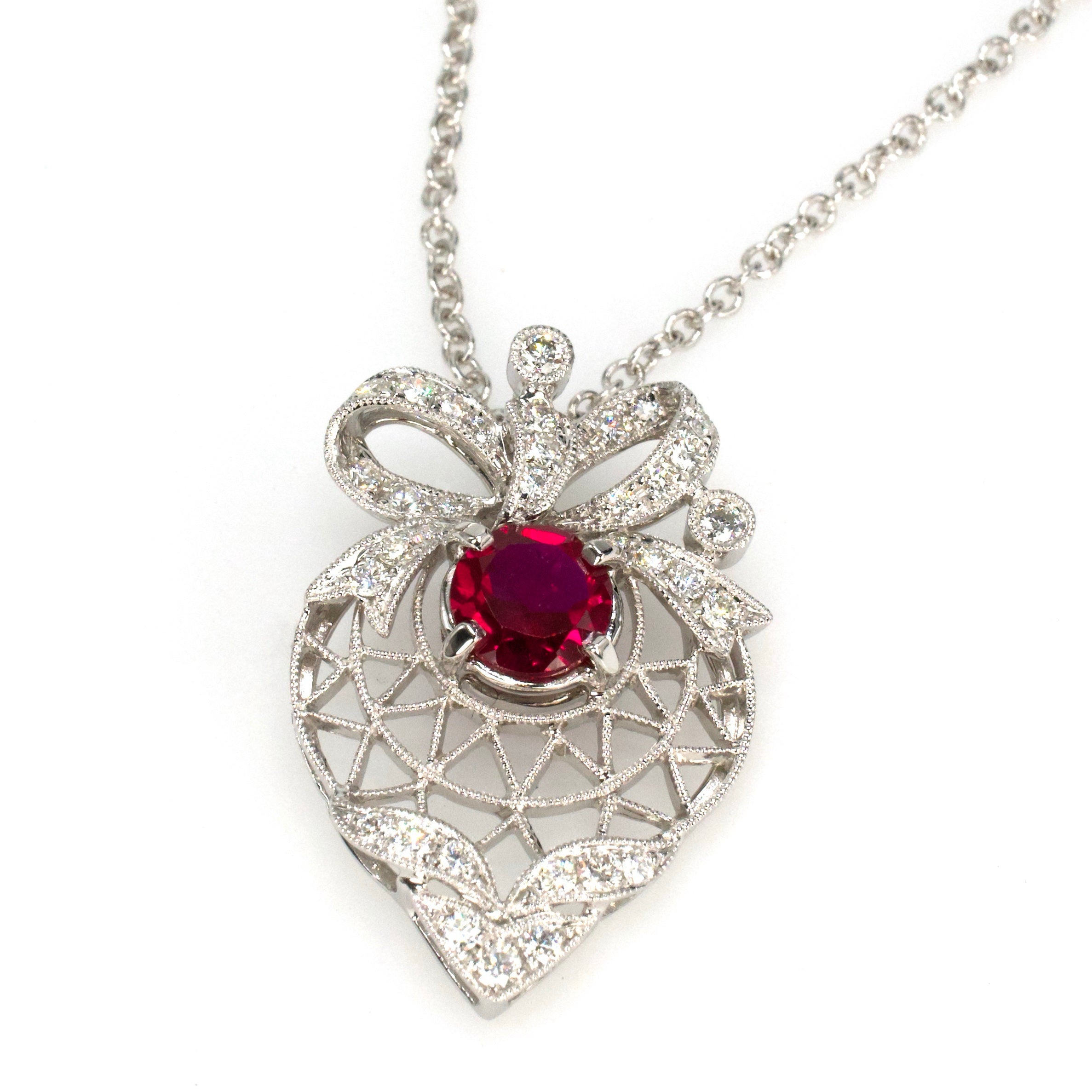 可愛いグァバクォーツローゼンジカービングピアスチャーム レッドダイヤモンドと Antique Style White Gold, Ruby, and Diamond Heart Shaped Filigree
