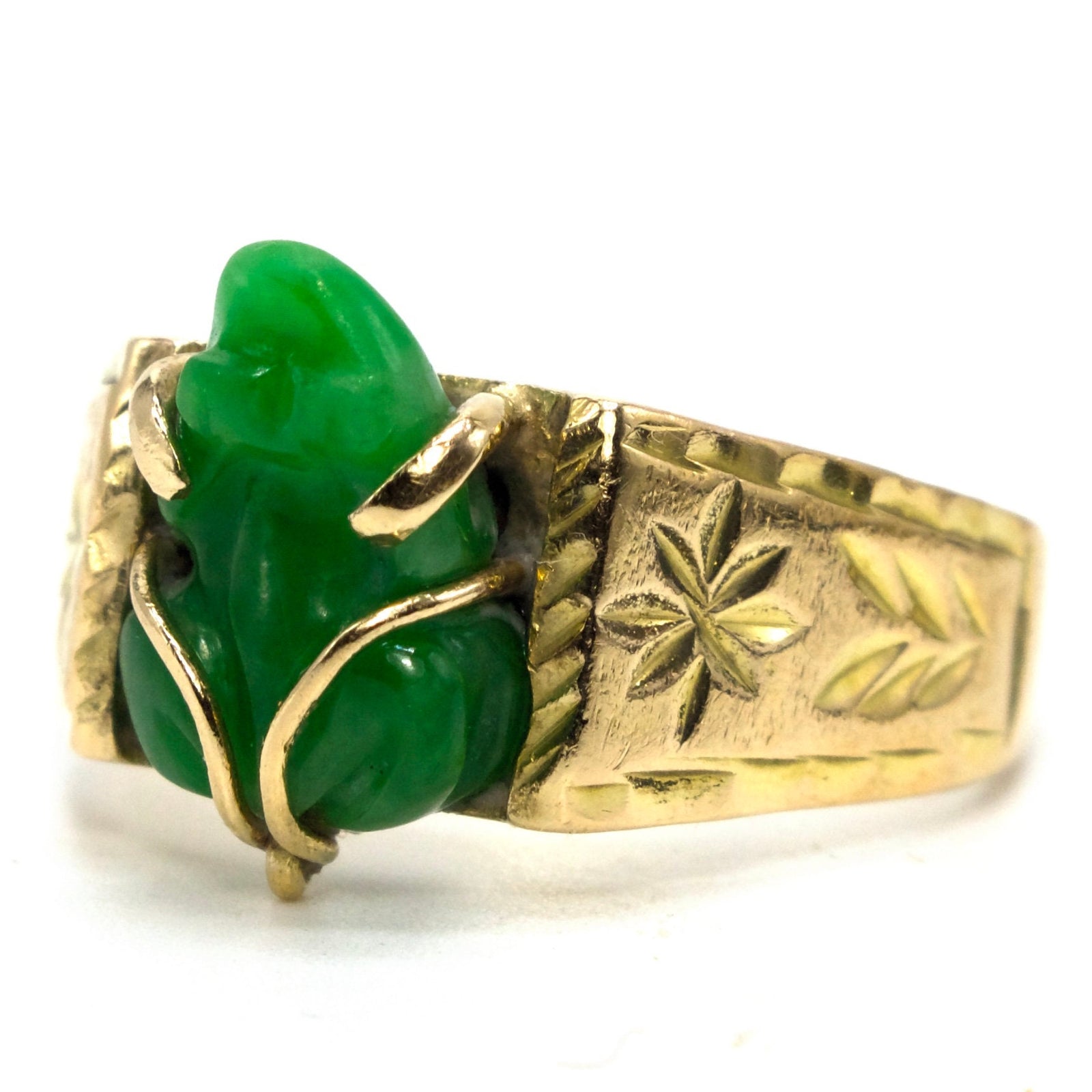 Vintage 18K Yellow Gold Band with Carved Green Jade Frog