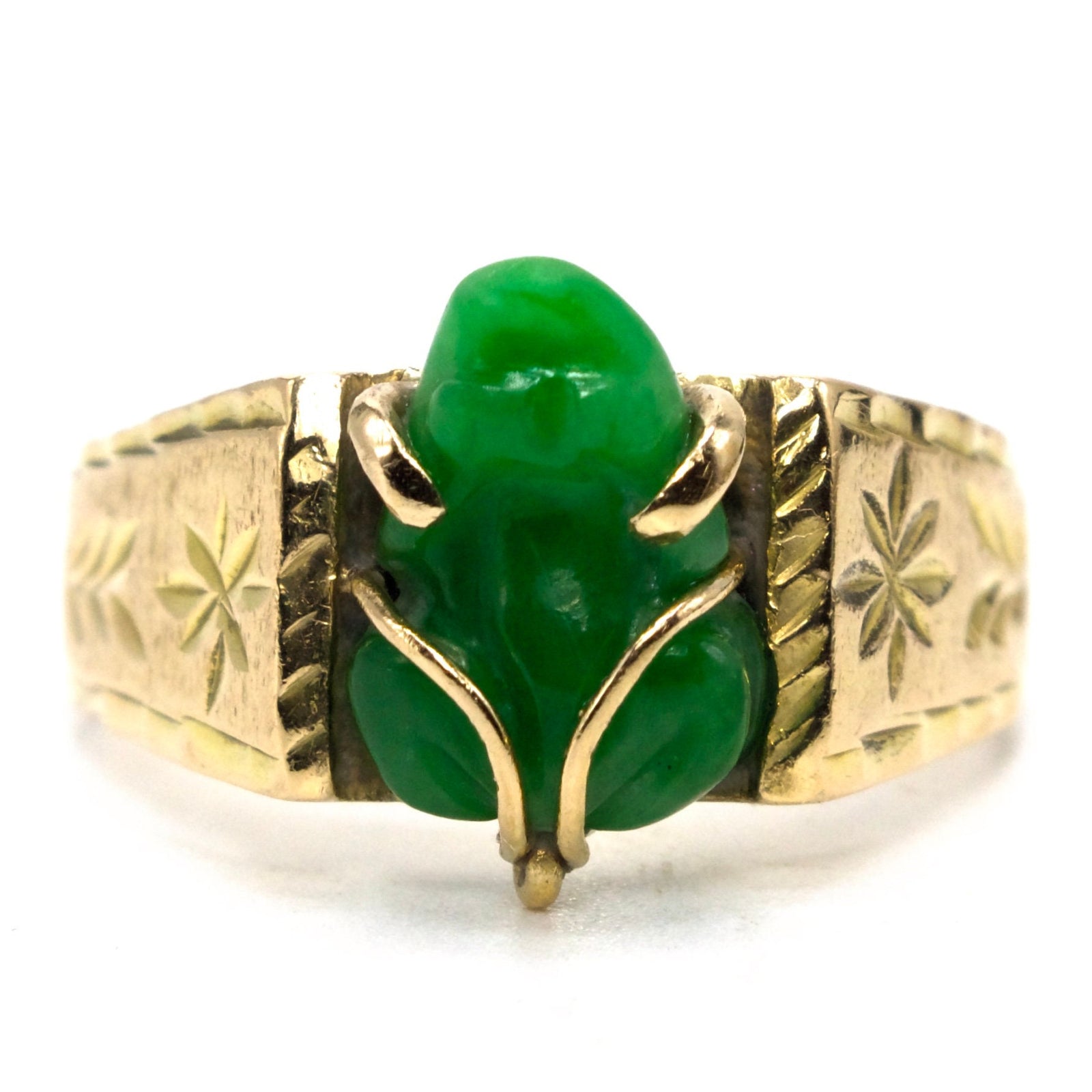 Vintage 18K Yellow Gold Band with Carved Green Jade Frog