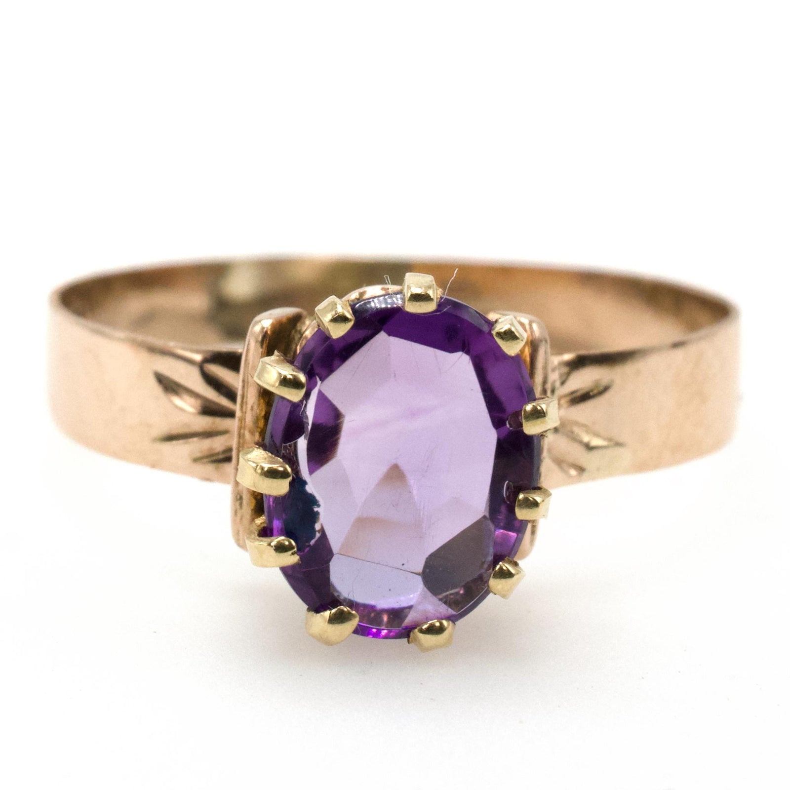 Victorian Oval Amethyst Solitaire Ring in Yellow Gold
