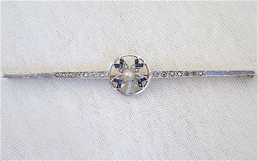 Edwardian Diamond, Pearl, and Sapphire Clover Pin made of Platinum and Yellow Gold