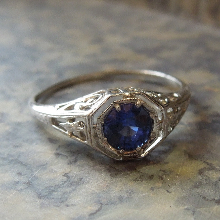 Ceylon Sapphire in Art Deco Style Filigree Mounting - 14K White Gold