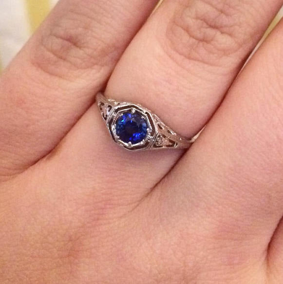 Ceylon Sapphire in Art Deco Style Filigree Mounting - 14K White Gold