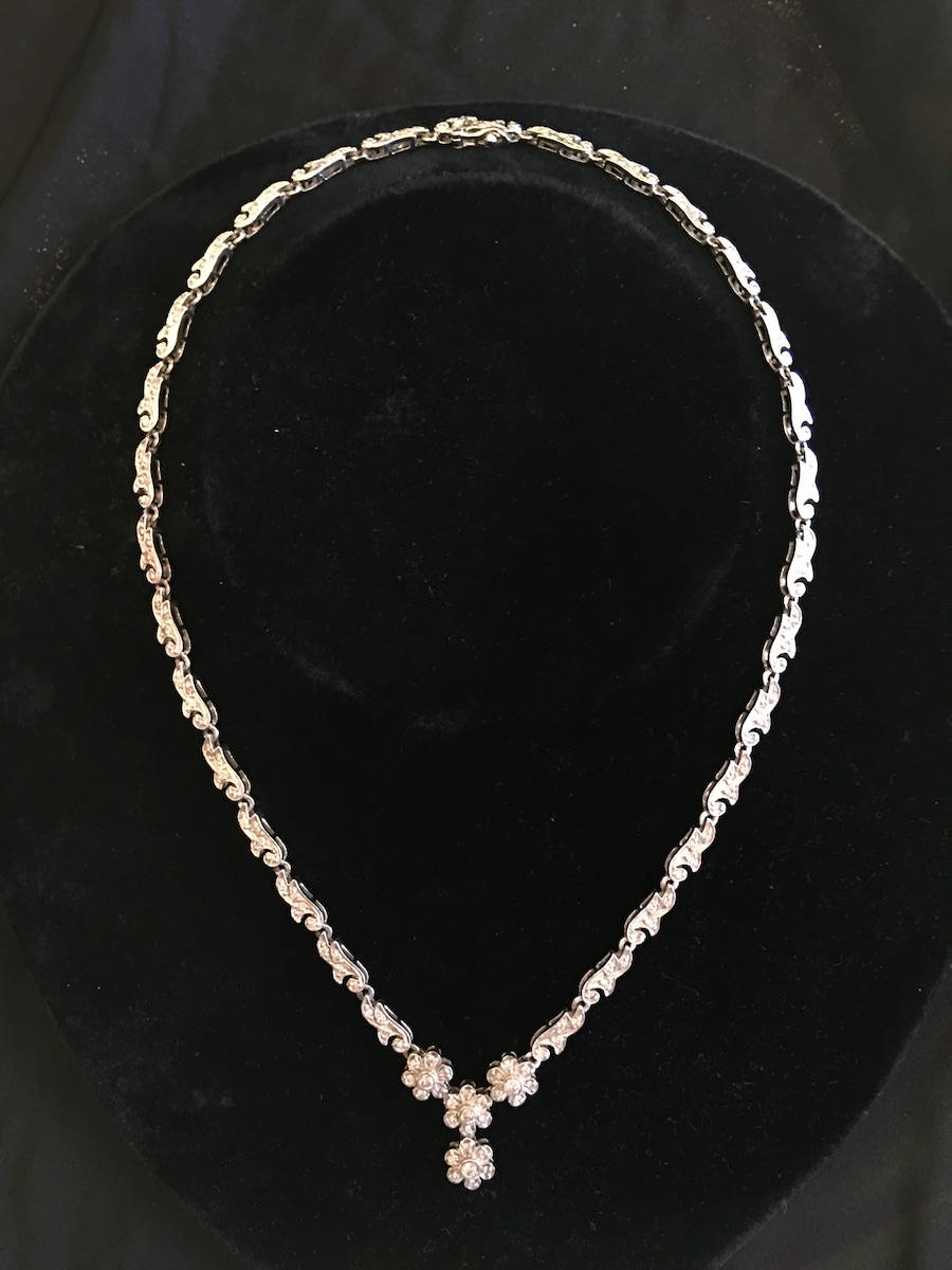 17" White Gold and Diamond Flower Motif Necklace