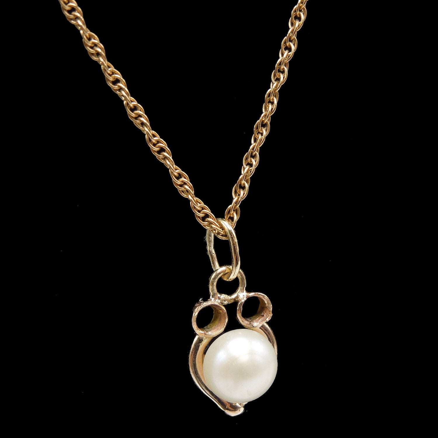 Antique Gold and Pearl Pendant on 18" Gold Rope Chain