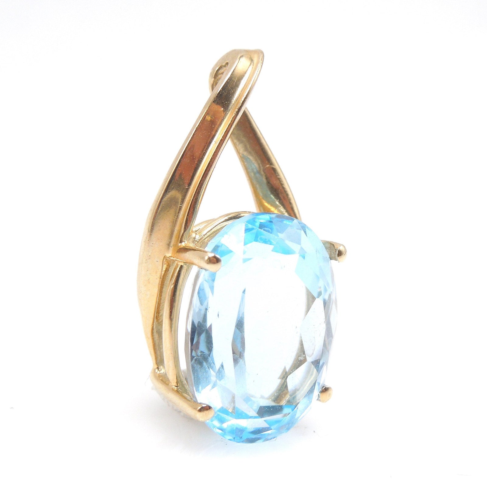 11.8ct Oval Sky Blue Topaz in Yellow Gold Pendant for Necklace