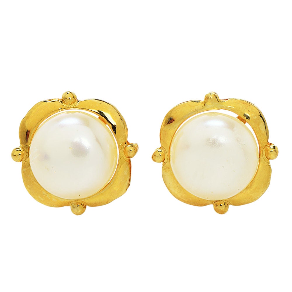 Button Pearl Stud Earrings in Square Yellow Gold Frame