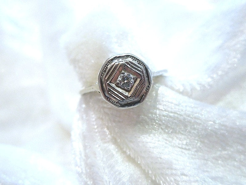 18K White Gold Filigreed Art Deco Style Mounting with Diamond