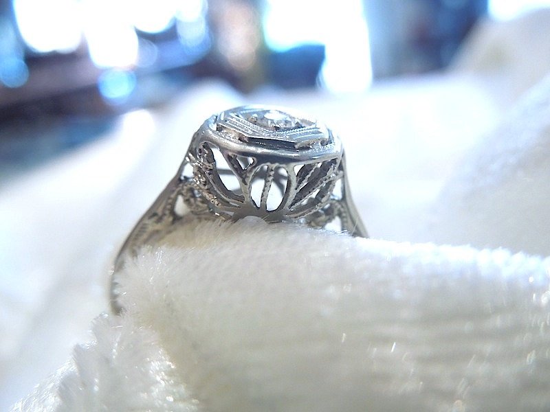 18K White Gold Filigreed Art Deco Style Mounting with Diamond