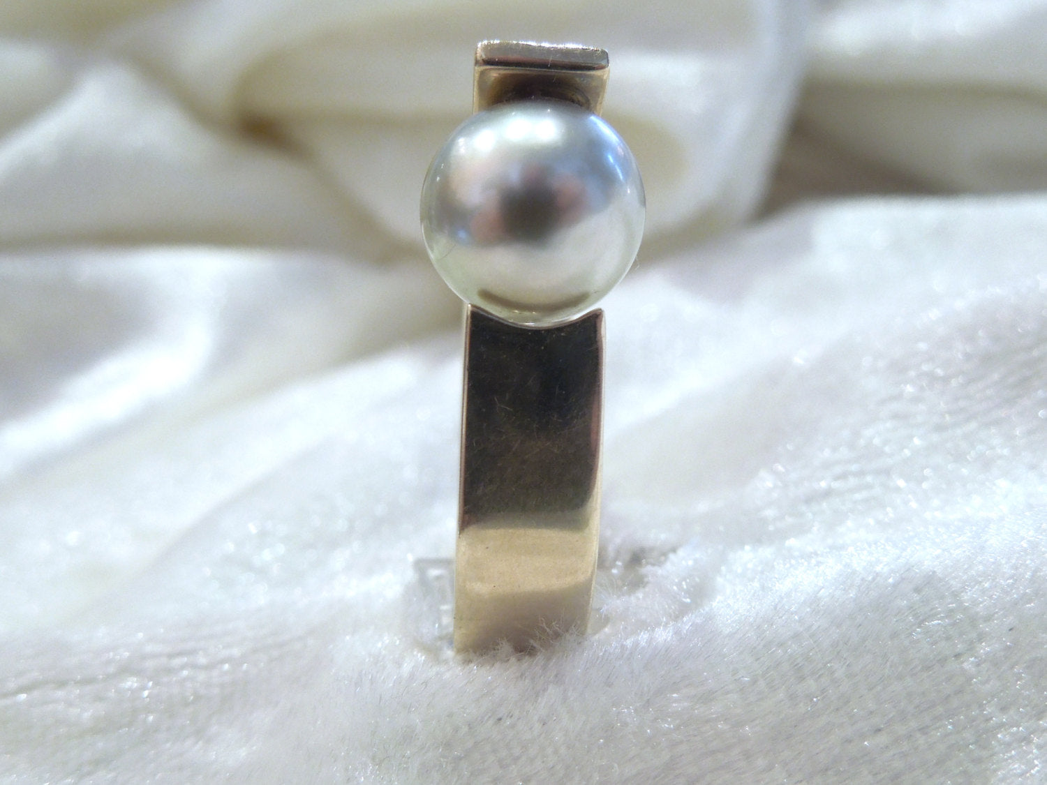 10mm South Sea Pearl in Wide Band 18K Gold Ring