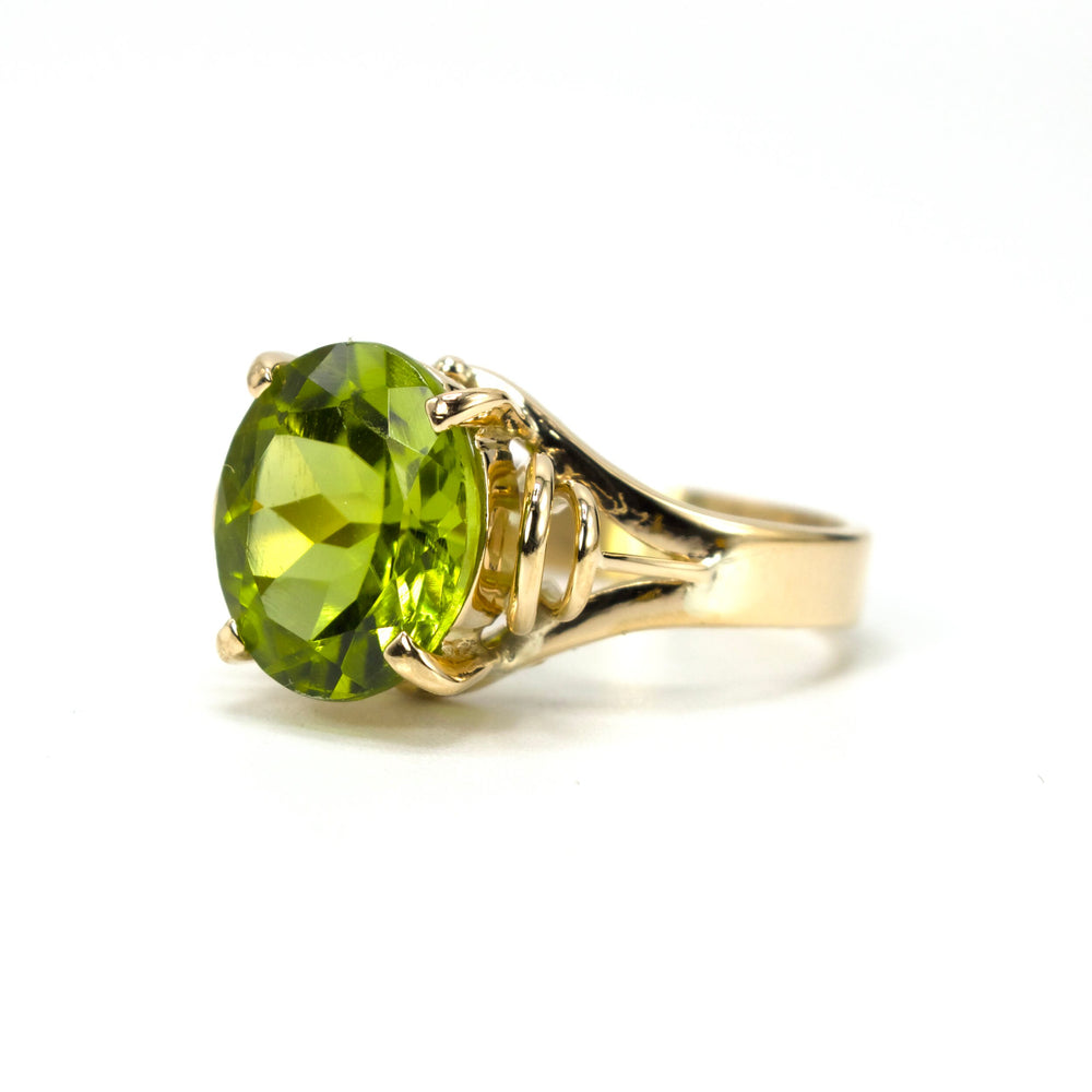 Approximately 4.00 carat Natural Oval Peridot in Yellow Gold Solitaire Mounting