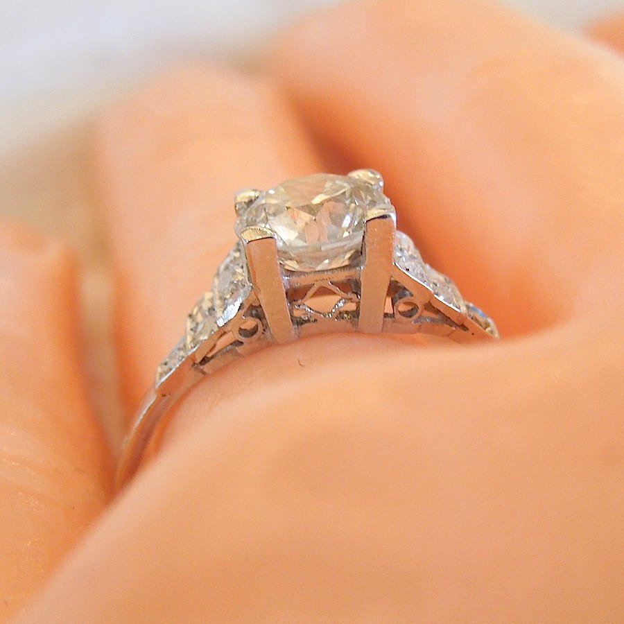 Antique Art Deco 1 carat Diamond Engagement Ring in Platinum
